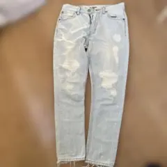 ライトブルーダメージストレートデニム