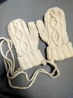 BEAMS アイボリー ケーブル編み ミトン手袋紐付き