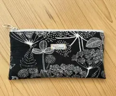 フィンレイソンの生地を使った　カード入れ付き　フラットポーチ(^。^)