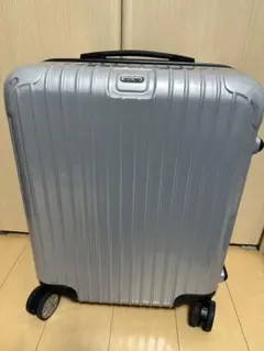 リモワ シルバーキャリーケース ステッカー付き 中型 - メルカリ