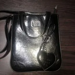 ブラックショルダーバッグ　ハート型チャーム付き