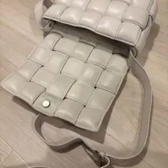 ボッテガべネタ　パデットカセット　レザー　ショルダーバックのサムネイル