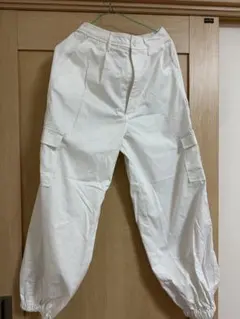 ホワイト カーゴパンツ サイドポケット付き