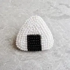 【ハンドメイド】ビーズ刺繍 ブローチ おにぎり
