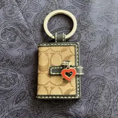 COACHコーチ　手帳型チャーム キーホルダー　シグネチャー総柄 ハート 未使用保管品 コーチ 手帳型チャーム キーホルダー シグネチャー総柄
