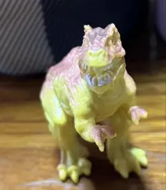 恐竜フィギュア 茶と黄色のグラデーション