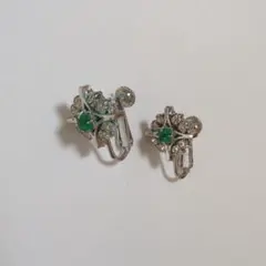 エメラルド 花モチーフ フープイヤリング