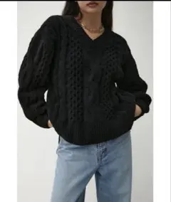 黒 ケーブルニット Vネックセーター