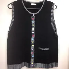 カラフルボタン付きブラックニットベスト