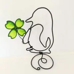 ペンギンと四葉のクローバーオブジェ　ワイヤーアート　ディップフラワー　置物