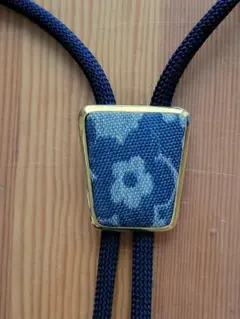 青い花柄ループタイ