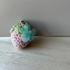 お花つきいちごのチャーム かぎ編み あみぐるみ　ピンク　苺