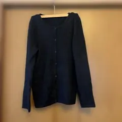 黒のボタン付きカシミヤカーディガン