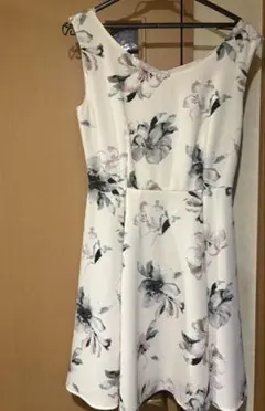ノースリーブ 花柄ワンピース Mサイズのサムネイル