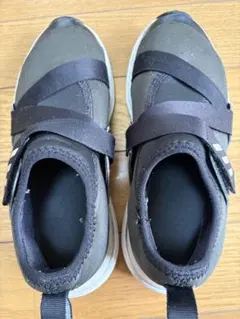 adidas ブラック ストラップ式スニーカー