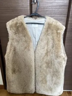 ベージュ フェイクファーベスト ノースリーブ