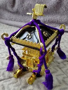 金色と黒色の神輿　置物のサムネイル