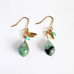 モスグリーンのエメラルドのピアス