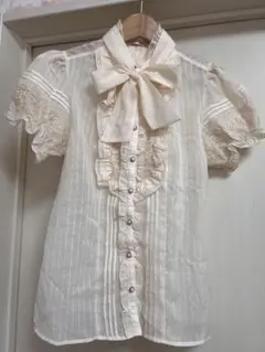アクシーズファム　アイボリー　リボン付きフリルシャツ