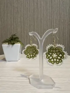 タティングレース 花形ピアス　オリーブグリーン