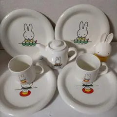 ディック・ブルーナのカップ＆ソーサー、ケーキ皿、ティーポットとうさこちゃん