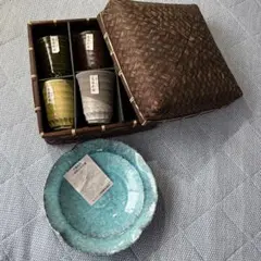 陶器製カップ4個と青い皿のセット