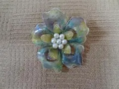花型ブローチ 青と黄色のグラデーション