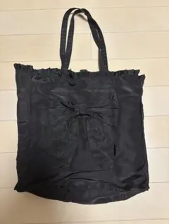 TO BE CHIC リボンモチーフ フリル トートバッグ A4可ブラック