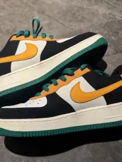 NIKE BY YOU スニーカー　黒色とオレンジと緑色がメインで