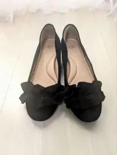 UGG フリル付きブラックパンプス