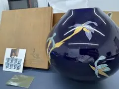 香蘭社 花瓶 瑠璃色 金彩 花柄 木箱入りのサムネイル