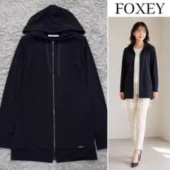 美品✨フォクシー ジップパーカー フーディ ストレッチ 羽織り ロゴ ホワイト 美品✨フォクシー ジップパーカー フーディ ストレッチ 羽織り ロゴ