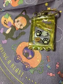 ハロウィン風チャーム　お菓子袋モチーフ肉球入り
