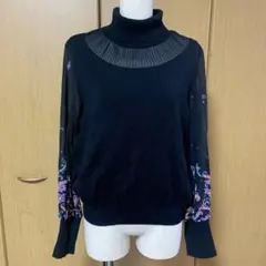 黒のタートルネックニット 花柄袖