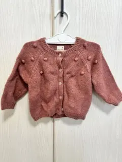 ポンポン付きピンクカーディガン