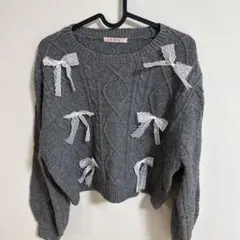 レースリボン付きグレーのクロップドニット