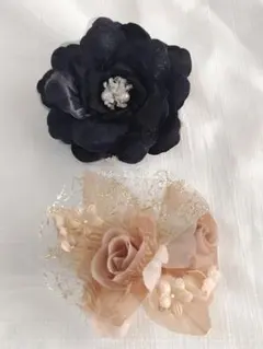 黒の花とベージュ系のコサージュ2点セット.卒業入学式