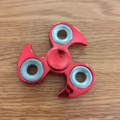 ハンドスピナー レッド 3枚羽 ベアリング搭載 - メルカリ