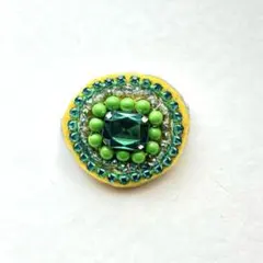 爽やかにきらめくグリーンのビーズ刺繍ブローチ　ハンドメイド