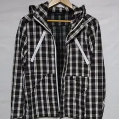フード付きパーカーです