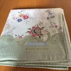 【WEDGWOOD】 淡いグリーン系に花柄が入ったデザインハンカチ