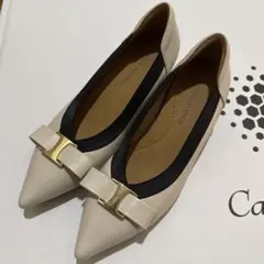 ベージュ ポインテッドトゥパンプス ゴールドバックル