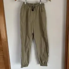 ブリーズ　ベージュパンツ　150