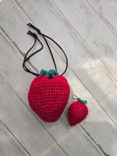 フルーツのポーチ（いちご）チャームセット/編み物 ハンドメイド 小物入れ 巾着