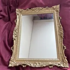 装飾的なゴールドフレームの縦置きミラー