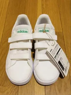 新品未使用　adidas スニーカー　19センチ