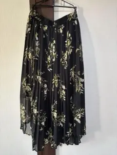 AZUL黒 花柄 プリーツスカート　アシンメトリー