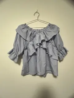 フリル付きオフショルダーシャツ 薄い青