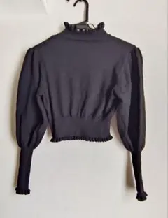 ブラック フリル付きハイネックニット