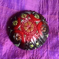 木彫り　赤色グラデーション　ブローチ